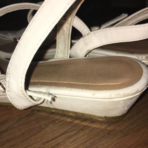 Low heels can be repainted white - Picture 2 of 2